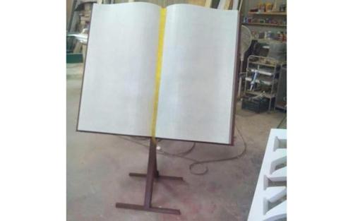 libro gigante aperto
